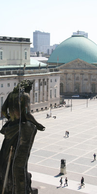 platz.jpg Im Herzen der Universität