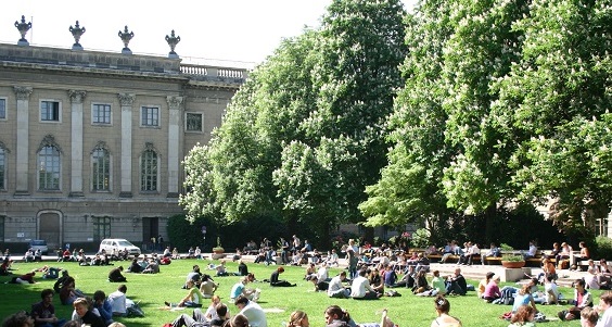 Hauptgebäude_Innenhof.jpg