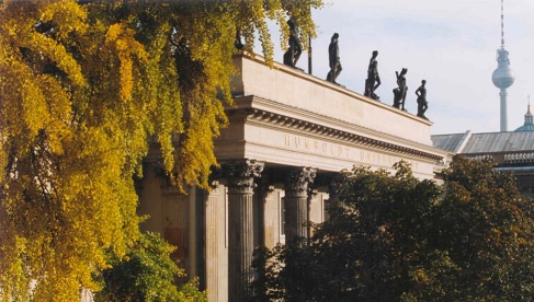 Hauptgebäude_Herbst