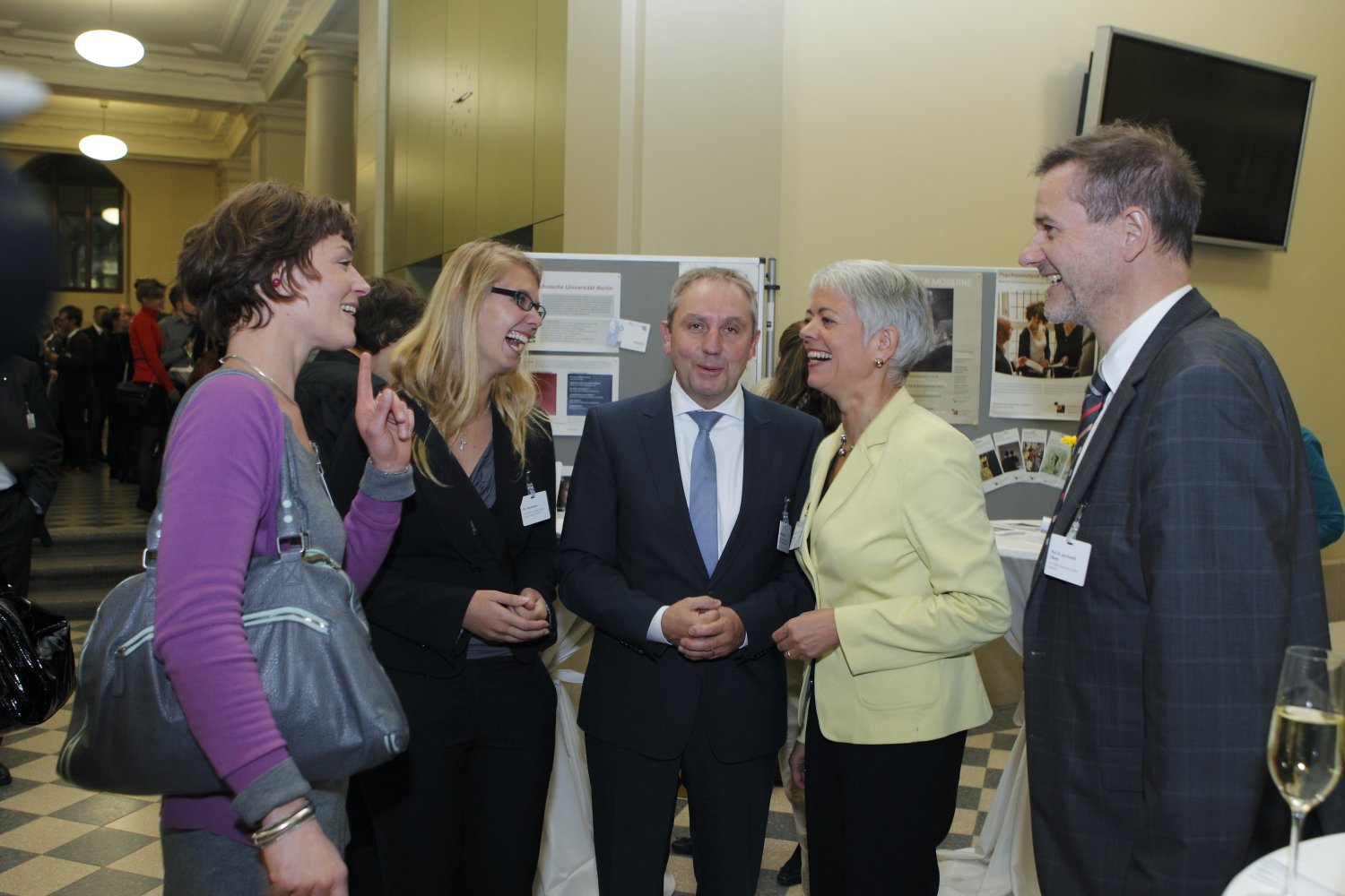 Frau Dr. Seebach, Frau Hanselmann, Herr Ahlberg, Frau Staatssekretärin Quennet-Thielen und HU-Präsident Prof. Dr. Olbertz beim Empfang.JPG