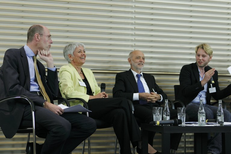 Podiumsgespräch mit FU-Präsident Prof. Dr. Alt, Frau Staatssekretärin Quennet-Thielen, HTW-Präsident Prof. Dr. Heine, moderiert von Herr Trenkamp.JPG