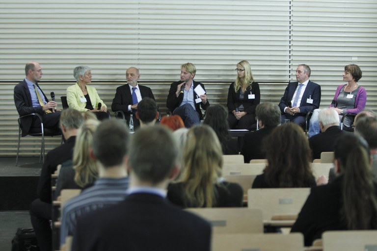 Podiumsgespräch mit Wissenschaftlern, Förderern und Stipendiaten.jpg