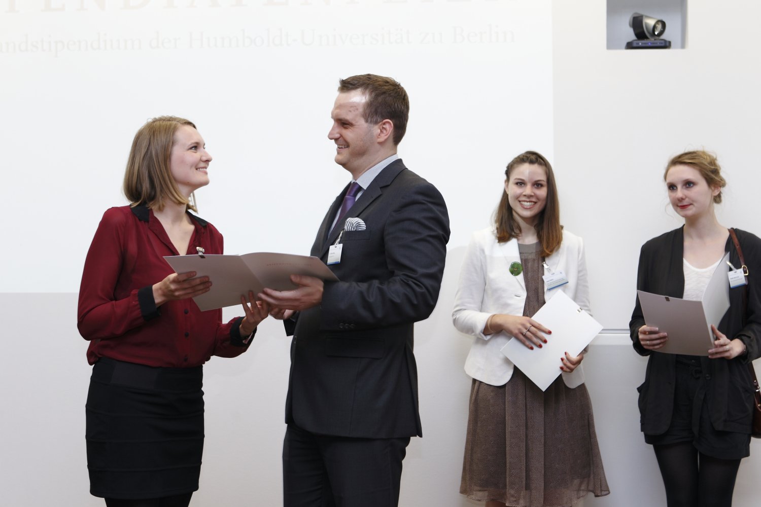 Urkundenübergabe durch Dr. Rose, Bertelsmann