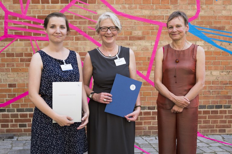 Stipendiatin und ihre Förderin Dr. Doris Schawaller mit Präsidentin Sabine Kunst