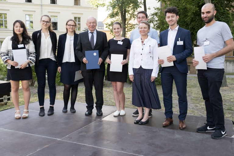 Prof. Kunst, Prof. Lutz Hildebrandt und Stipendiat_innen der Wirtschaftswissenschaftlichen Gesellschaft