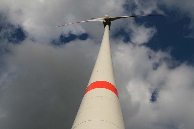 Gruppe Wandel durch Erneuerbare Energien Windrad in Schlach Fotograf Jonas Müller