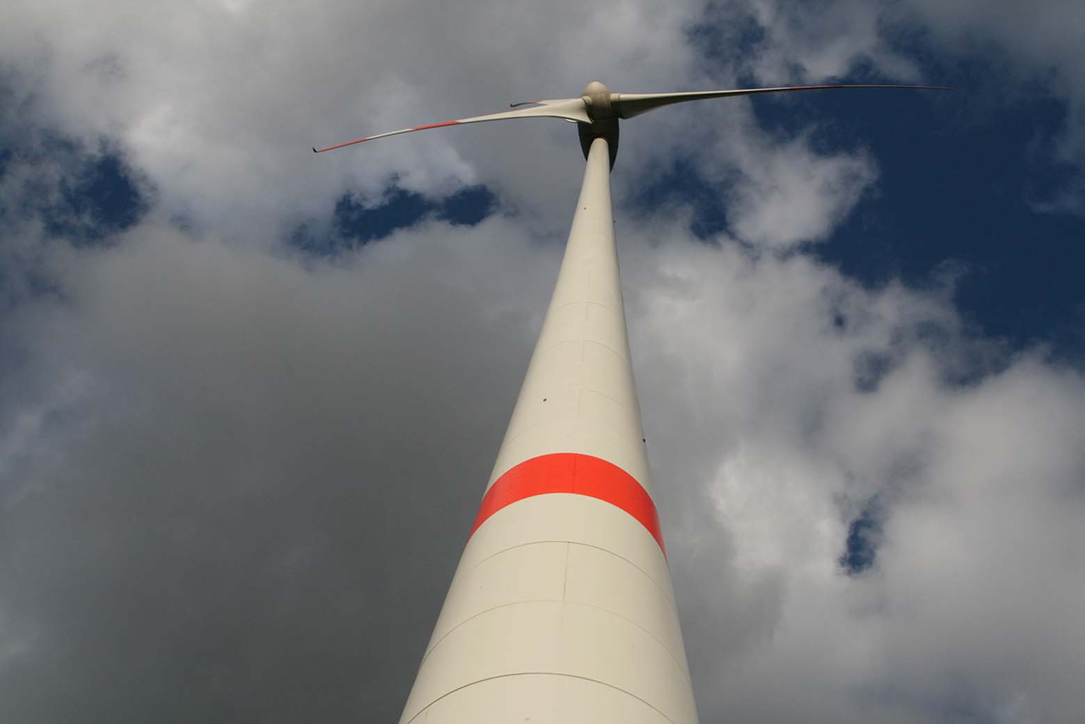 Gruppe Wandel durch Erneuerbare Energien Windrad in Schlach Fotograf Jonas Müller