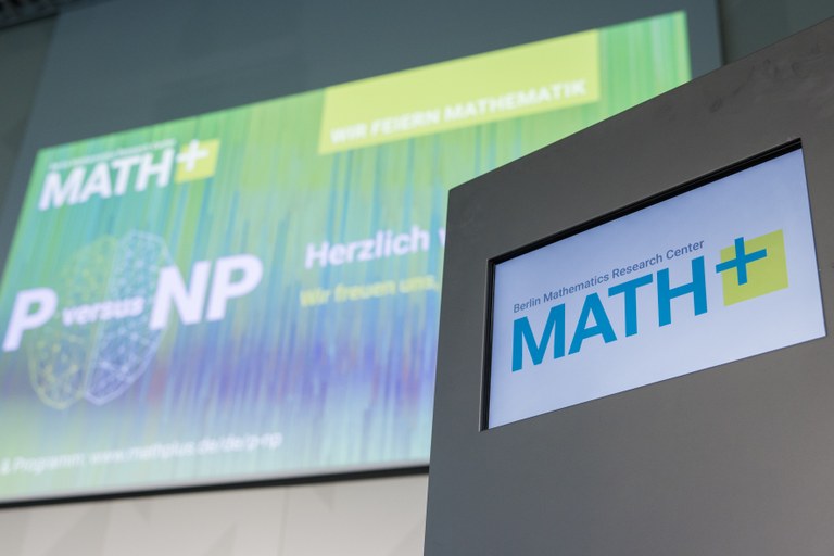 Math_PLUS_KayH20220701-_J7A3679-Buehne-Logo.jpg Math_PLUS_KayH20220701-_J7A3679-Buehne-Logo.jpg