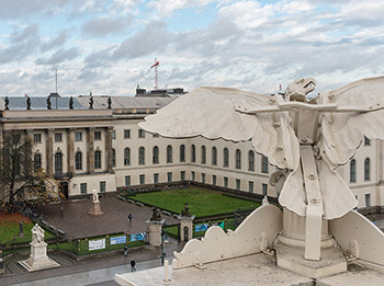 2013: Blick vom Dach der "Kommode" auf das HU-Hauptgebäude