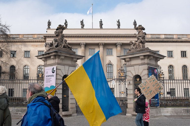 hu_info_ukranian_flag_se.jpg