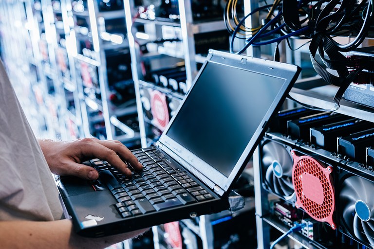 it-specialist-working-on-computer-in-bitcoin-and-c-2023-11-27-05-27-45-utc_klein.jpg