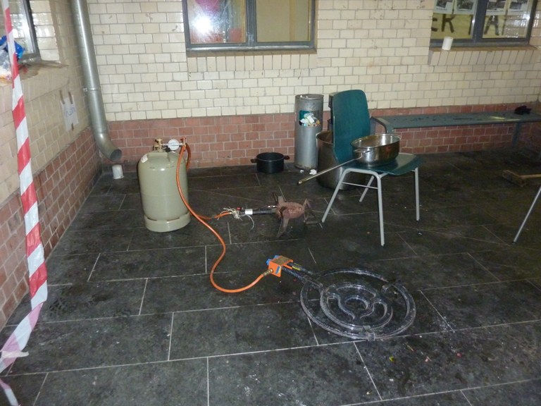 Gasflasche und Verkabelungen im ISW