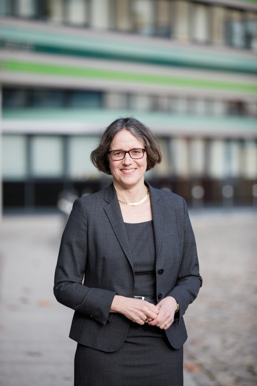 Julia von Blumenthal vor dem Rhoda-Erdmann-Haus auf dem Campus Nord (Hochformat)