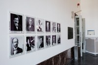 Hängung der neuen Galerie vor dem Senatssaal
