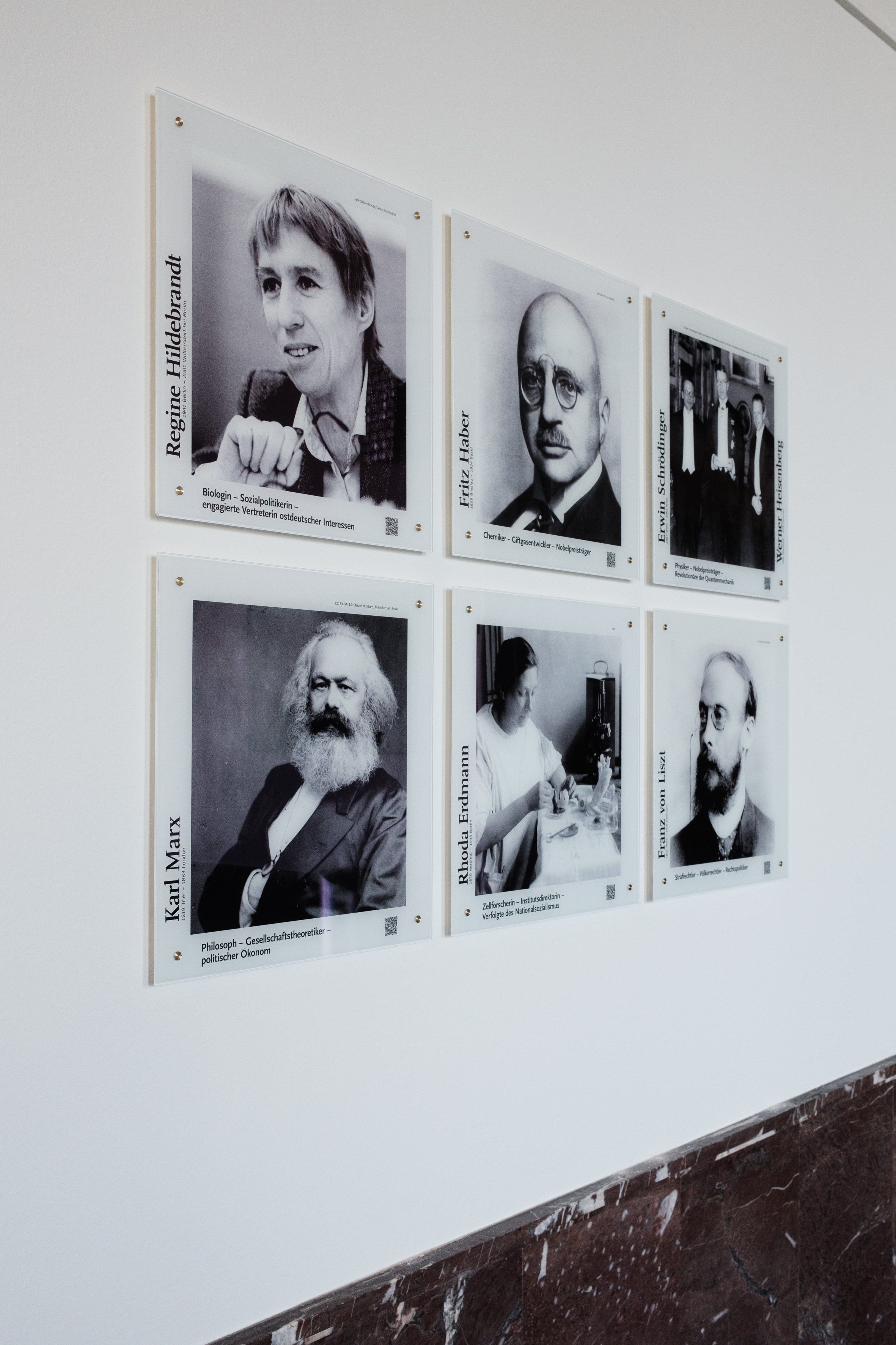 Hängung der neuen Galerie vor dem Senatssaal