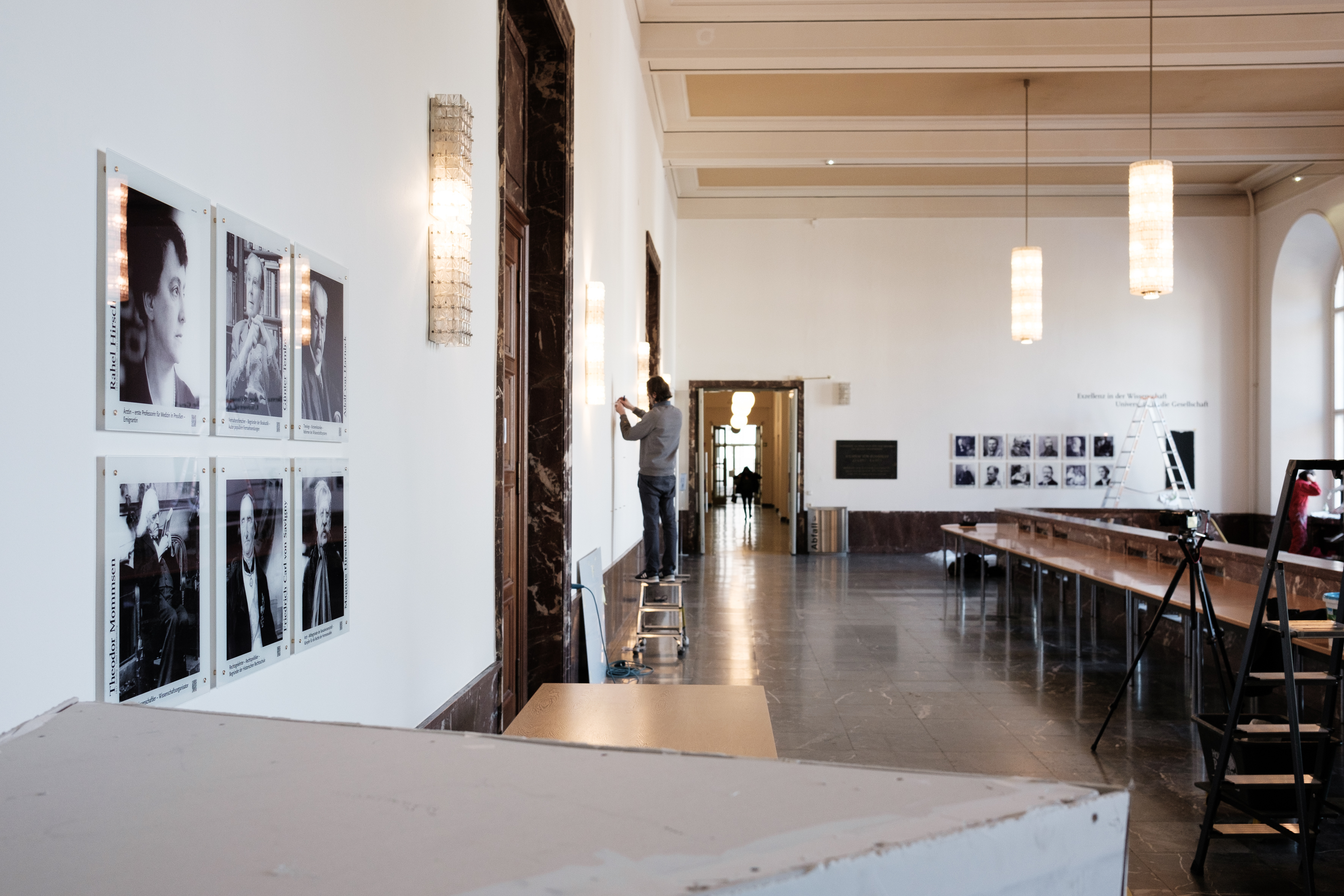 Hängung der neuen Galerie vor dem Senatssaal