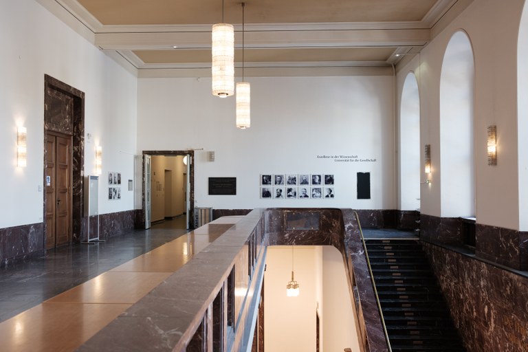 Hängung der neuen Galerie vor dem Senatssaal