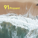 Schäumende Wellen rollen über einen Sandstrand. Die Text „91 Prozent“ ist grafisch hervorgehoben.