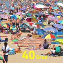 Menschen liegen auf einem sehr vollem Strand. Es gibt viele Sonnenschutzschirme, Luftmatratzen und weiteres Strandzubehör. Die Zahl „40 Grad“ ist grafisch hervorgehoben. Foto: F. Dooby/Flickr