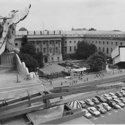 Kamera auf dem Dach der „Kommode“, der Juristischen Fakultät der Humboldt-Universität, mit Blick auf das HU-Hauptgebäude