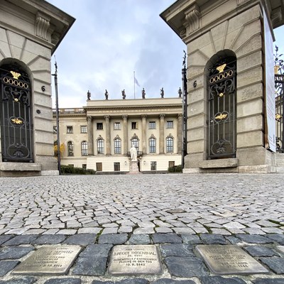 Stolpersteine vor dem Hauptgebäude der HU