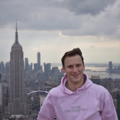 Austauschstudent Jonas. Im Hintergrund ist unter anderem das Empire State Building zu sehen.