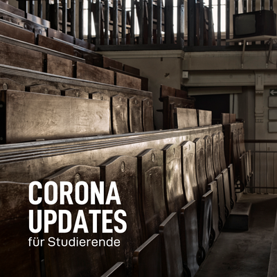Vorlesungssaal mit Stuhlreihen aus Holz, die alle hochgeklappt. Plus Text Corona Updates für Studierende