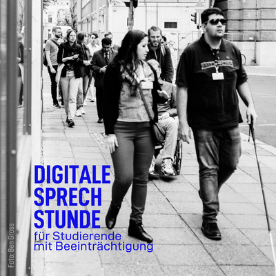 Mehrere Studierende sowie Mitarbeiter:innen des Teams „Studium mit Beeinträchtigung" laufen die Universitätsstraße entlang. Vorne läuft ein Student mit Langstock. Er ist im Gespräch mit einer Mitarbeiterin der HU. Dazu der Text: Digitale Sprechstunde für Studierende mit Beeinträchtigung