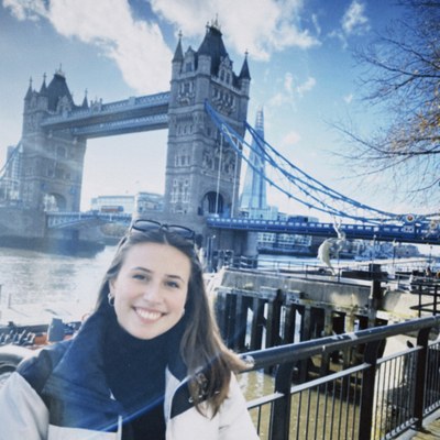 Foto von HU-Studentin Hannah vor der Tower Bridge in London