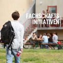 Ein Student läuft auf eine Gruppe von Studierenden zu, die vor dem Motorenprüfstand in Adlershof auf Bierbänken sitzen. Plus Text Fachschaftsinitiativen