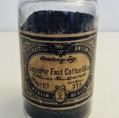 Alte Flasche mit blauer Farbe.