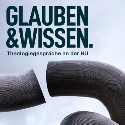 Skulptur „Broken Chain“ mit vier geschwungenen Säulen, die mittig untebrochen sind, sowie der Text Glauben und Wissen. Theologiegespräche an der HU.