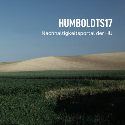 Humboldts17. Im Hintergrund ist ein hügeliges abgeerntetes staubig aussehendes Feld abgebildet. Im Vordergrund ist noch nicht abgeerntetes Feld mit grünen Getreideähren.