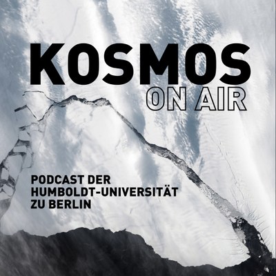 Satellitenbild einer abbrechenden Eisscholle der antarktischen Eisplatte Brunt mit dem Text KOSMOS On Air, Podcast der Humboldt-Universität zu Berlin