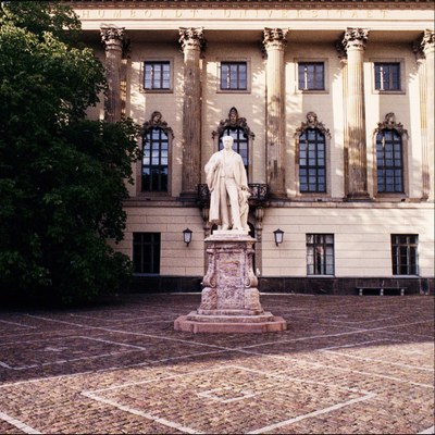 Haupteingang der Humboldt-Universität im Sommer