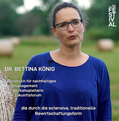 Bettina König steht auf einem abgeernten Feld und spricht in die Kamera.