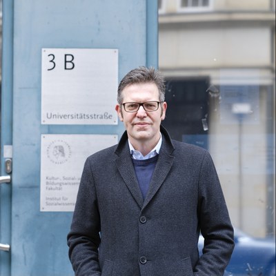Prof. Dr. Steffen Mau vor dem Eingang des Instituts für Sozialwissenschaftend er HU
