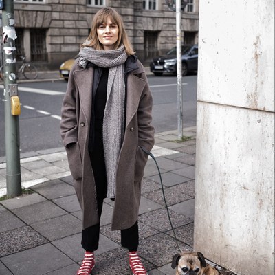 Romy Jaster steht an einer Kreuzung nahe dem Institut für Sozialwissenschaften