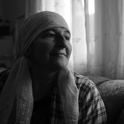 Eine Frau in Srebrenica