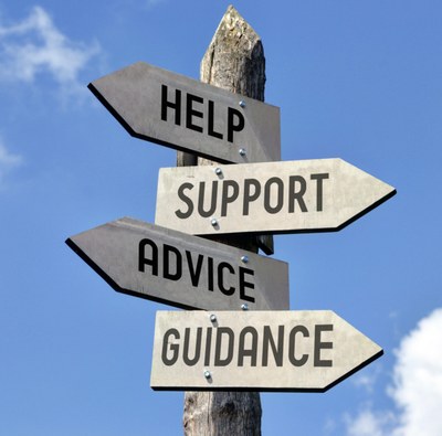 Wegweiser mit englischer Aufschrift: Help, Support, Advice, Guidance