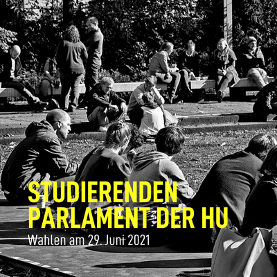 Wahl des Studierendenparlaments am 29. Juni. Auf dem Foto sind Studierende zu sehen die im Innnehof auf dem Rasen und kleinen Stufen sitzen.