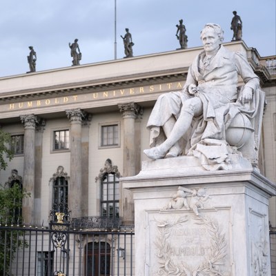 Statue von Alexander von Humboldt. Im Hintergrund Hauptgebäude der HU