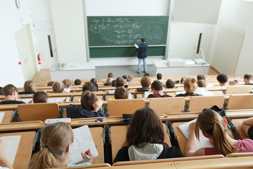 Hörsaal mit Studierenden bei einer Veranstaltung