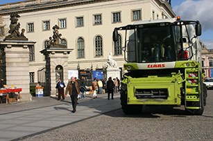 20080810-Mähdrescher-vor-dem-HG-Foto_Bernd-Prusowski-©HU-Berlin-9_klein.jpg