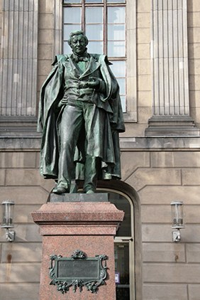 20111012 Aufbau Mitscherlich Denkmal Foto Martin Ibold ©HU Berlin 11