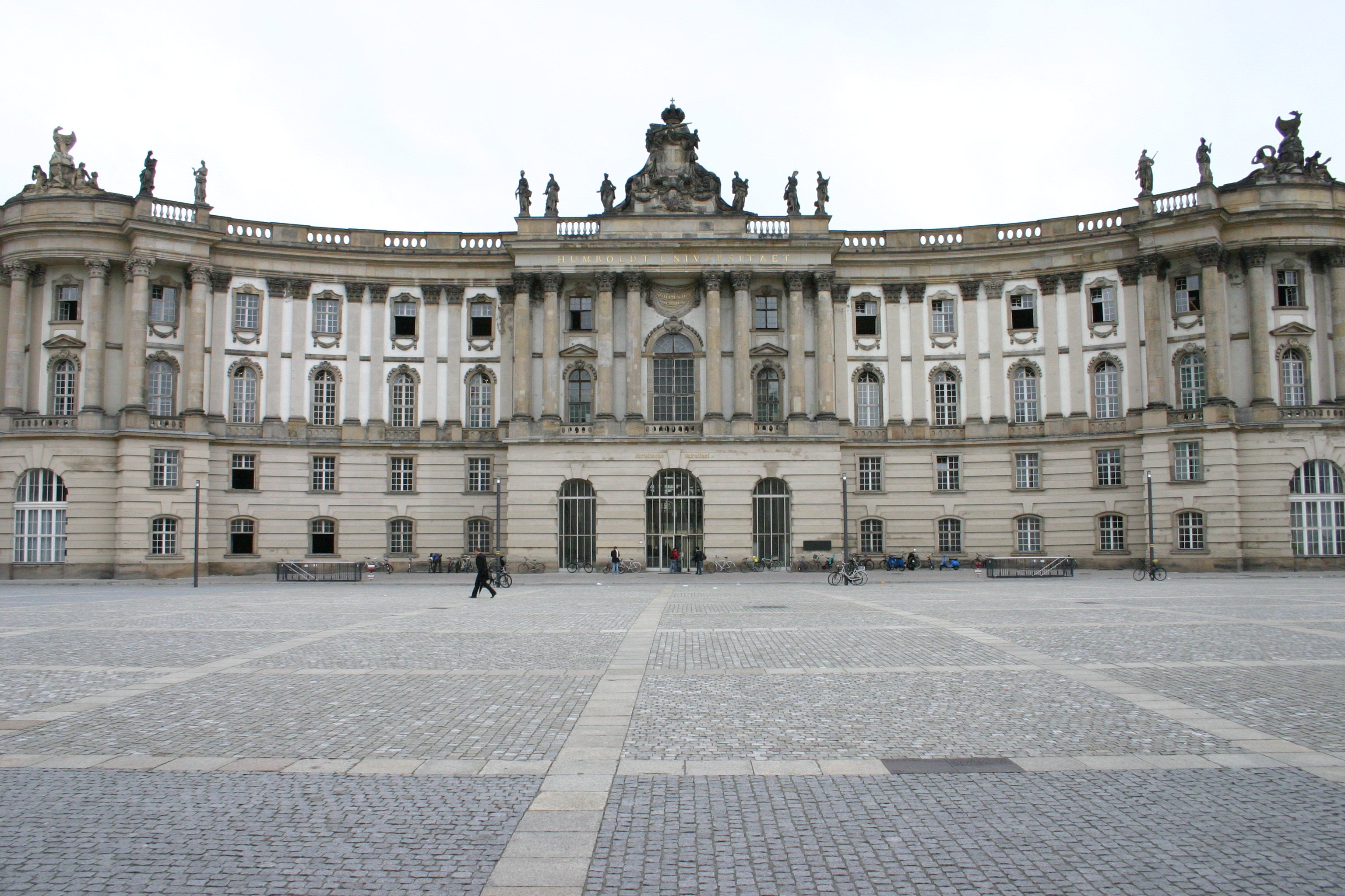 Juristische Fakultät: "Kommode" am Bebelplatz
