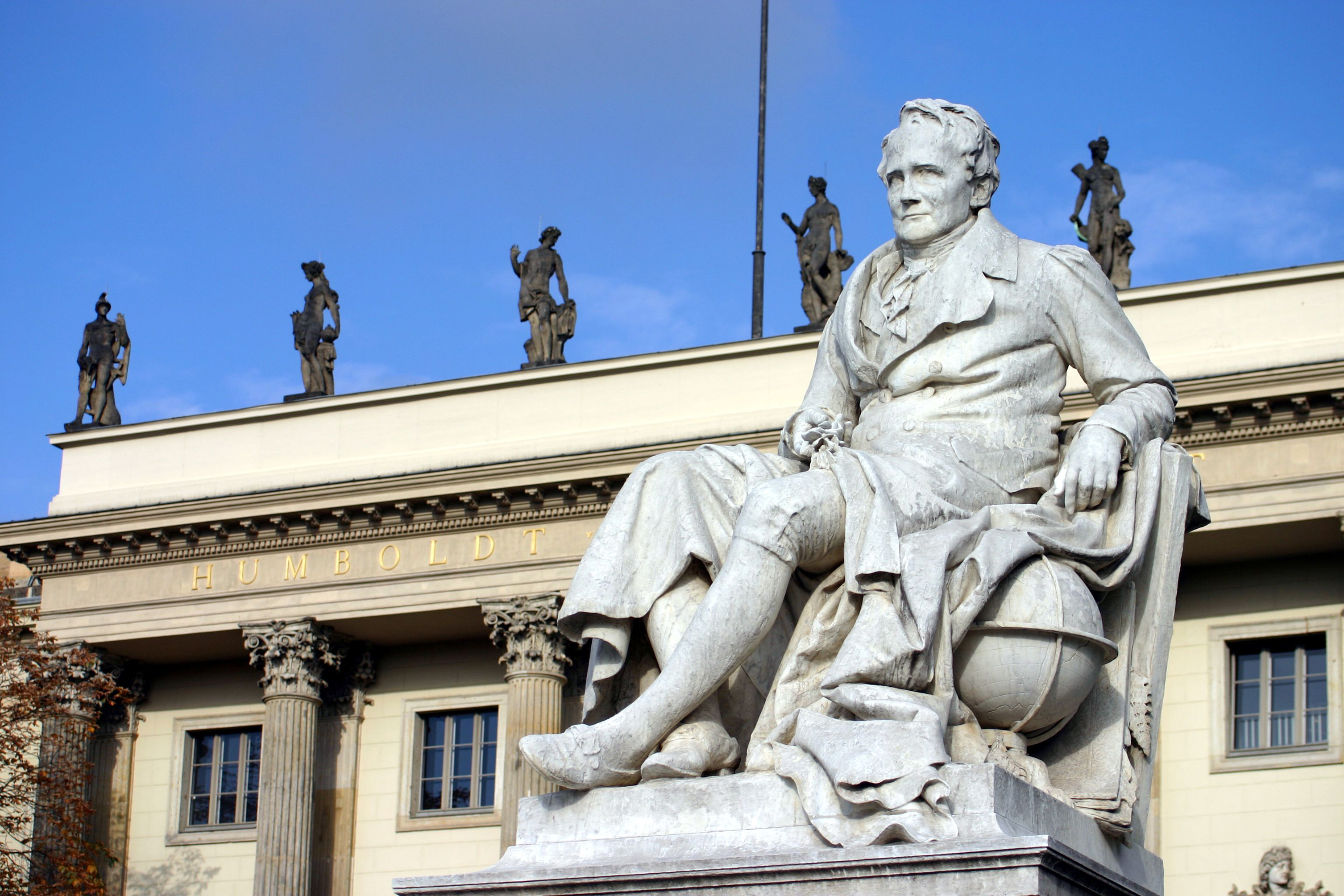 Foto von Alexander-von-Humboldt-Statue und
                  Hauptgebäude der Universität