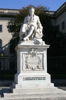 Denkmal Alexander von Humboldts vor dem Hauptgebäude