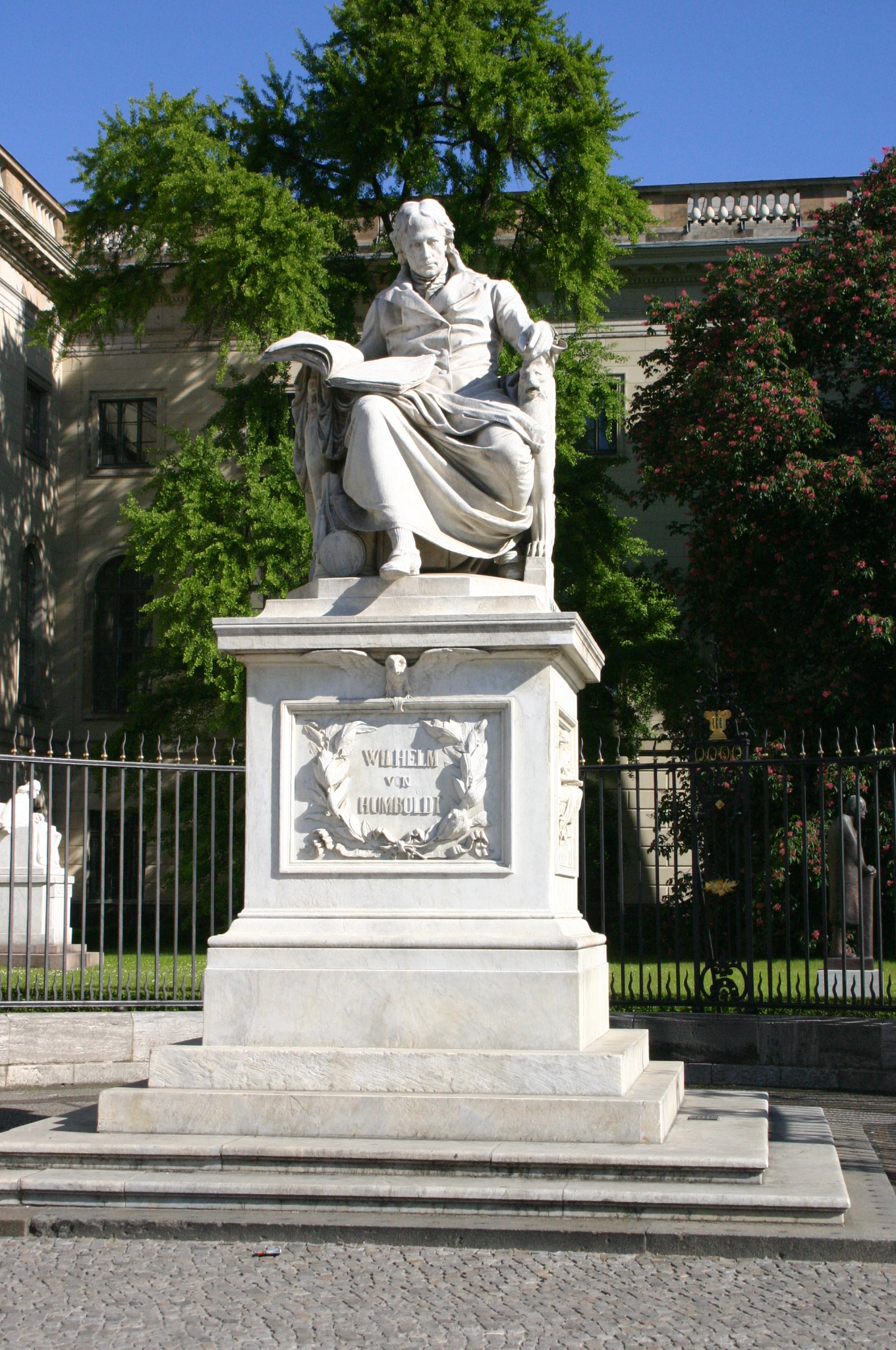 Denkmal Wilhelm von Humboldts vor dem Hauptgebäude