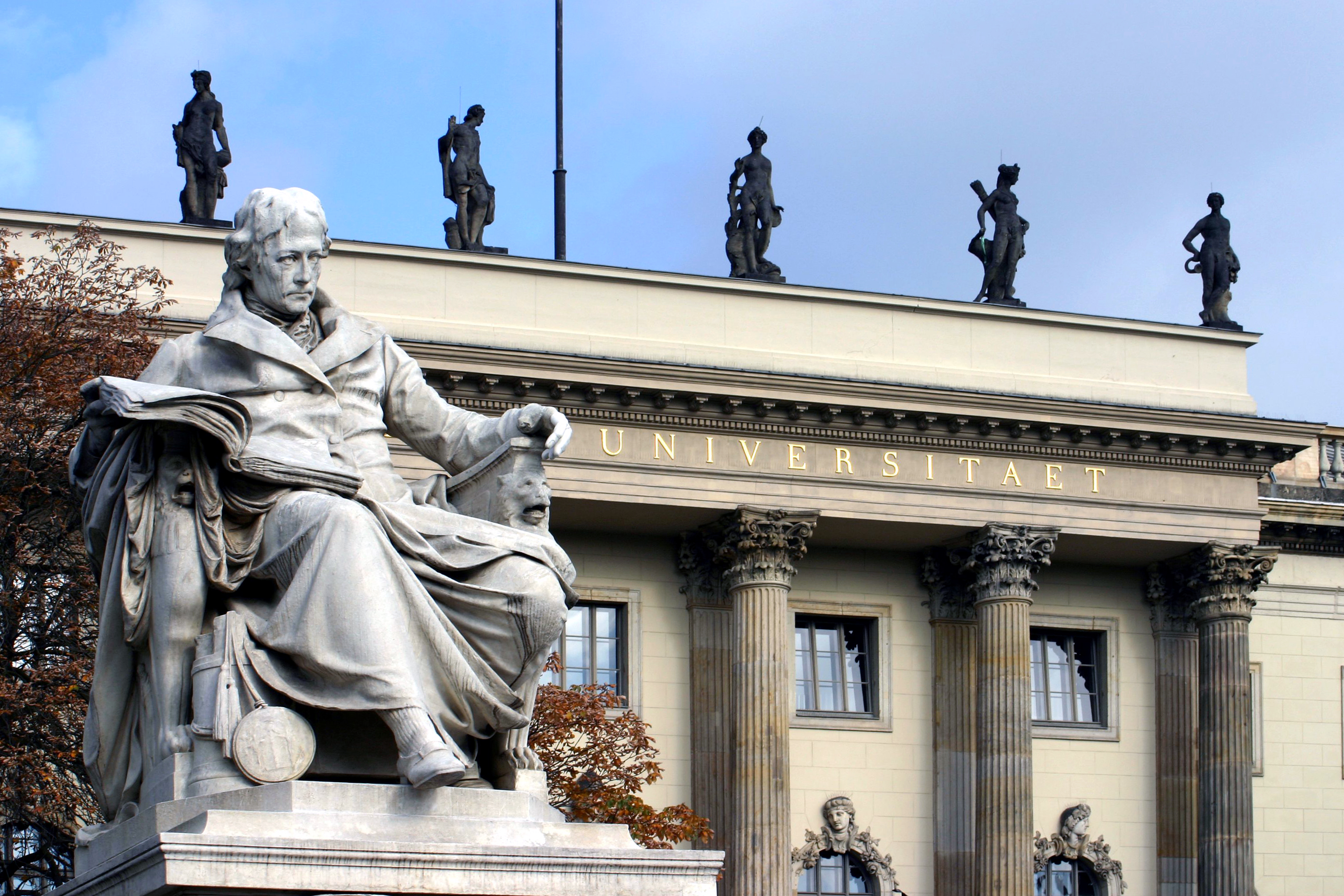 Denkmal Wilhelm von Humboldts vor dem Hauptgebäude